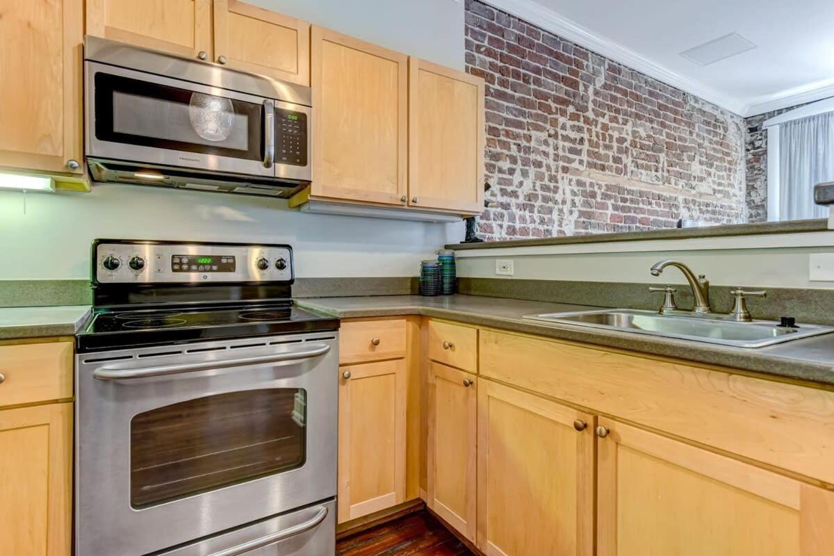 E Bay St Loft By City Market And River Street Savannah Bagian luar foto