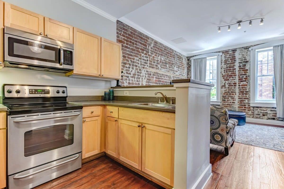 E Bay St Loft By City Market And River Street Savannah Bagian luar foto