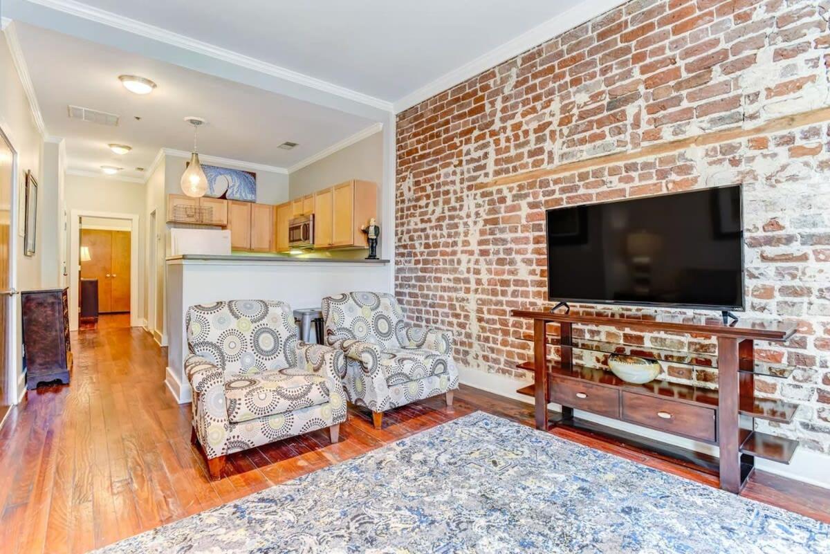 E Bay St Loft By City Market And River Street Savannah Bagian luar foto